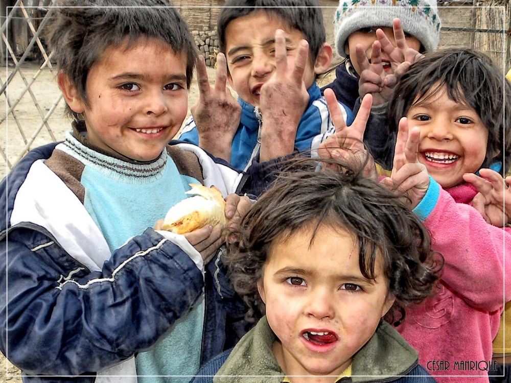 FotoRevista / Convocatoria / SONRISAS Y CORAZN TRISTE de Csar Manrique