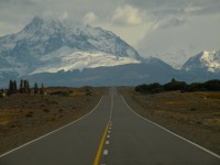 un largo camino desierto