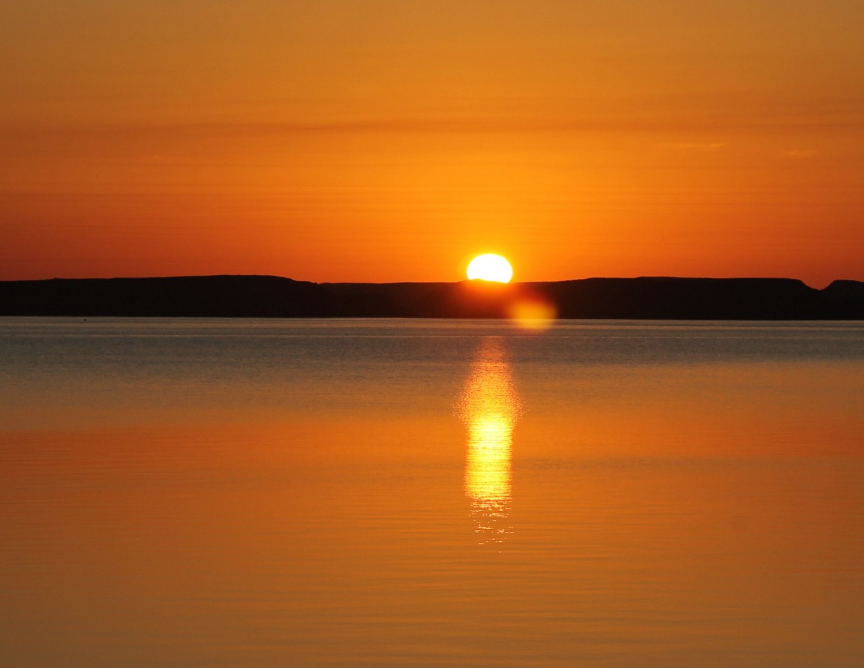 "Clidas aguas al atardecer." de Vicente Hinostroza Villegas