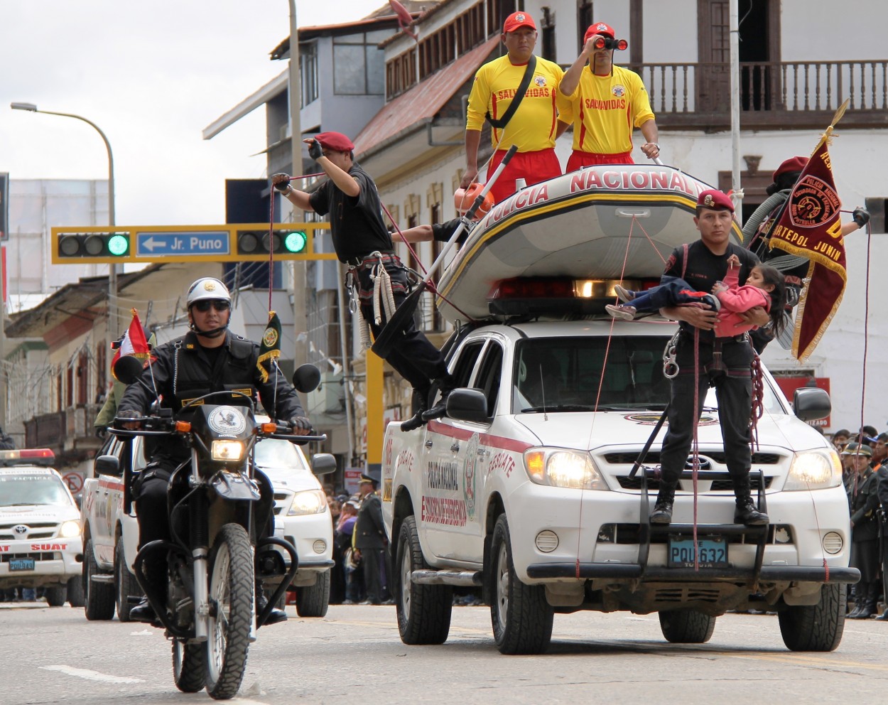 "Acrobacia en la Calle Real de Huancayo." de Vicente Hinostroza Villegas